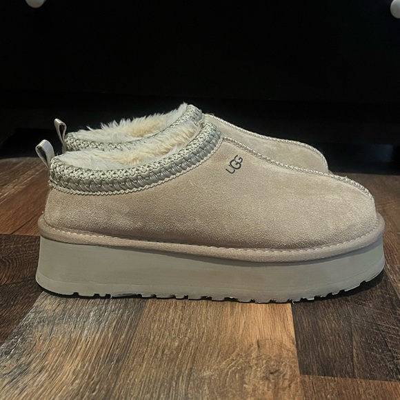 EUC UGG Women’s Platform Suede Moccasin/Clog with fur inside Size 8! - Picture 9 of 16